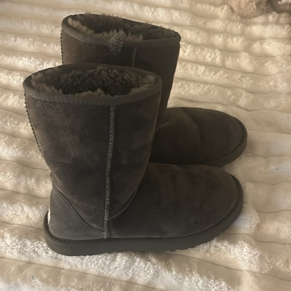 women’s classic short grey Uggs - Picture 5 of 7